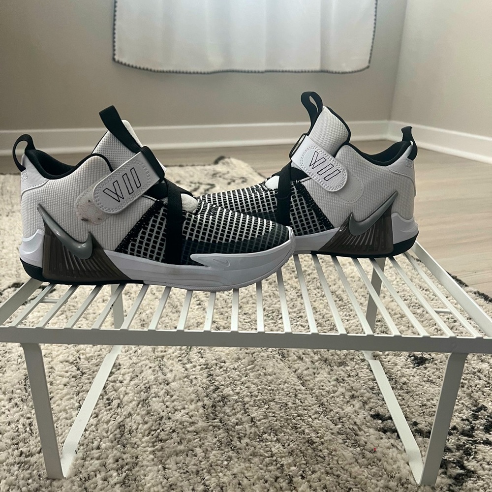 Nike/Lebron James Witness 7 kids sneakers